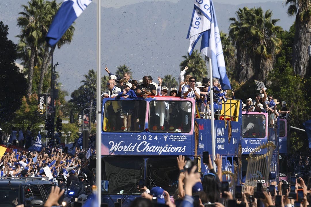 Los Dodgers paralizan la ciudad de Los Ángeles con su primer desfile en 36 años