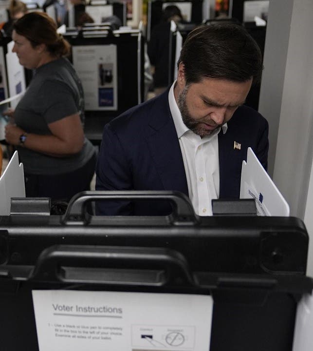 JD Vance, ejerció su derecho al voto en una iglesia católica de Cincinnati. AP