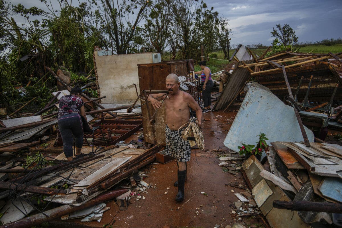 Cuba intenta recuperarse tras dos días del impacto del huracán Rafael