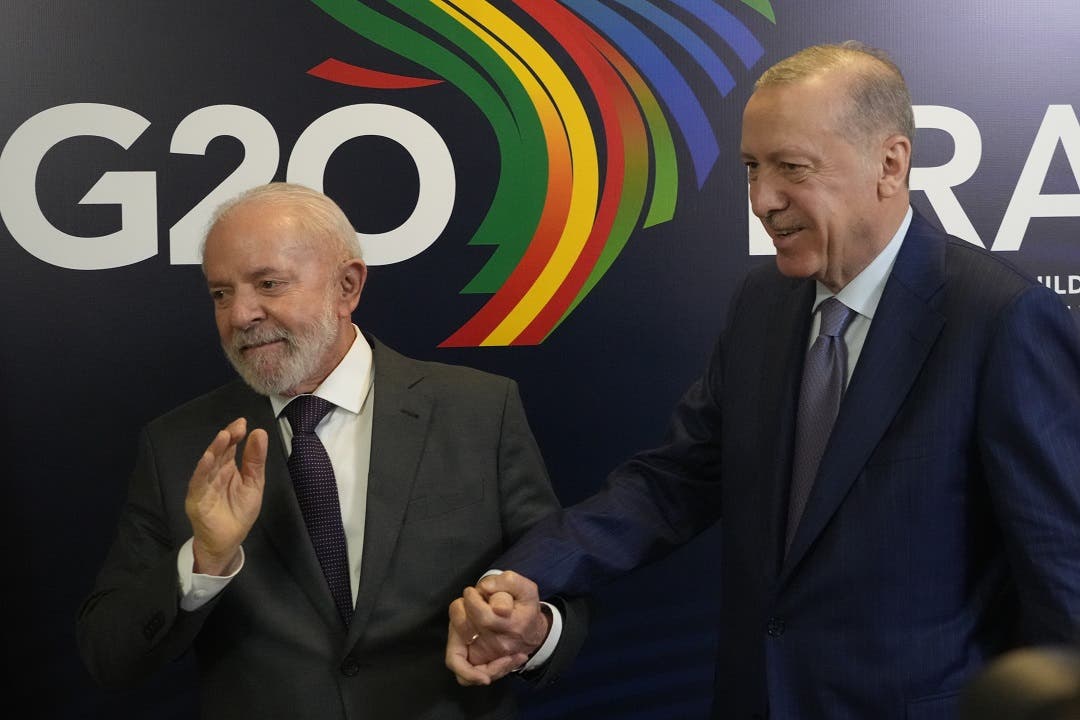 El presidente de Brasil, Luiz Inacio Lula da Silva, da la bienvenida a la cumbre del G20, al primer mandatario de Turquía, Recep Tayyip Erdoğan. AP