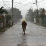 El huracán Rafael cruza el oeste de Cuba como categoría 3 y provoca un nuevo apagón total