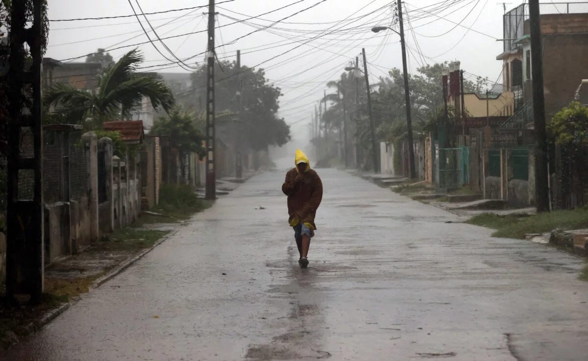 El huracán Rafael cruza el oeste de Cuba como categoría 3 y provoca un nuevo apagón total