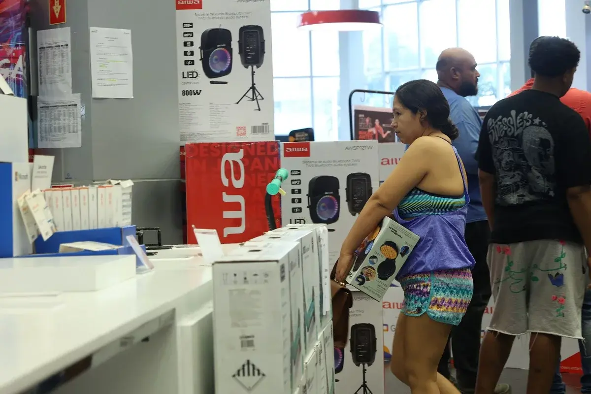 Comercios listos para el fin de semana de Black Friday con atractivas ofertas