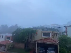 Inusual neblina y pronóstico de lluvias mantienen en alerta a Santo Domingo por riesgo de inundaciones