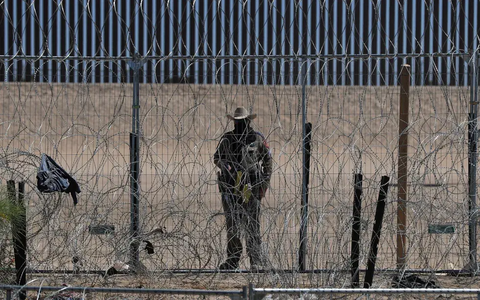 Un policía estatal de Texas vigila las inmediaciones de la frontera con Estados Unidos. EFE/Luis Torres