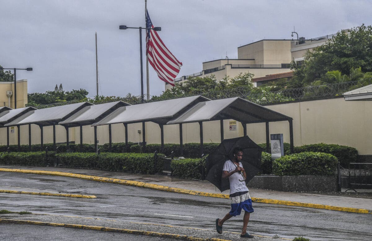 La tormenta Rafael se convierte en un huracán en su ruta a las Islas Caimán y Cuba