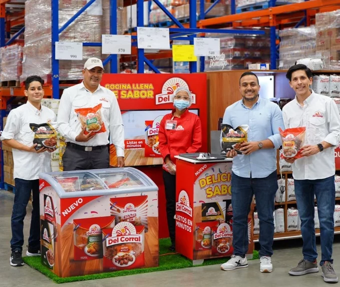 Ejecutivos de Del Corral y PriceSmart, durante la presentación de la línea. Ejecutivos de Del Corral y PriceSmart, durante la presentación de la línea.