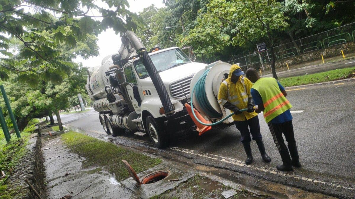 Brigadas de la Alcaldía del Distrito Nacional en las labores de limpieza. Fuente externa