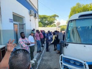 Pasajeros de avión tiroteado en Puerto Príncipe cruzan la frontera hacia Haití por Dajabón