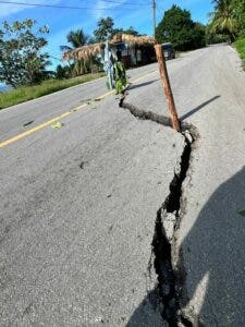 Se registran grietas en carretera Las Galeras- Samaná; Obras Públicas evalúa