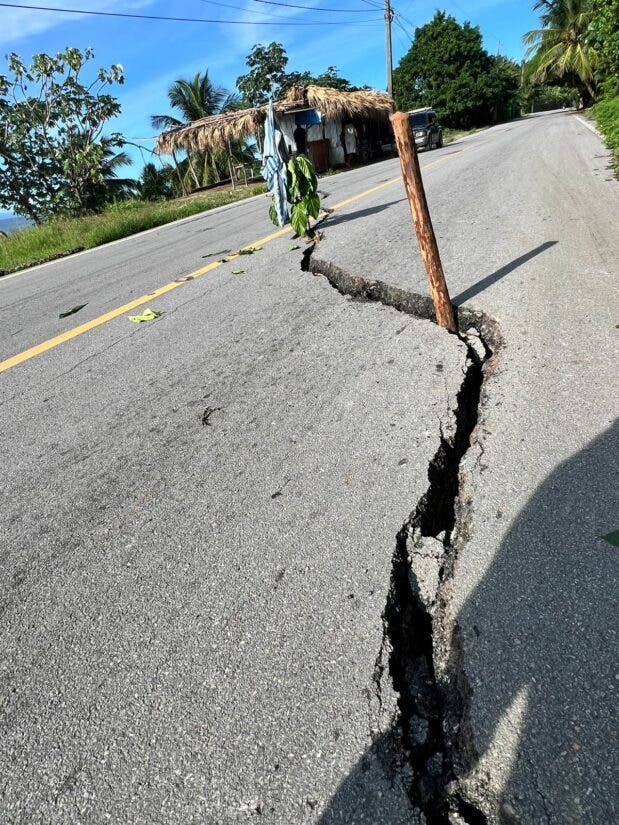 Se registran grietas en carretera Las Galeras- Samaná; Obras Públicas evalúa