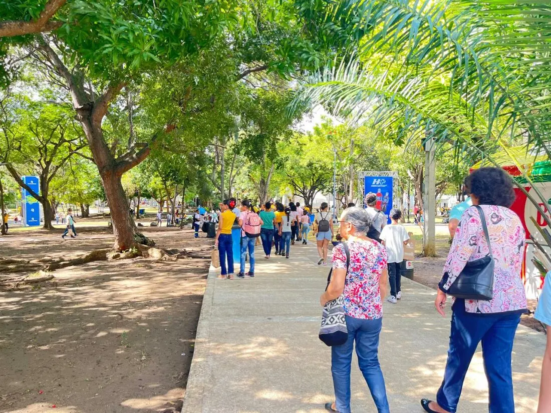 Vendedores reportan bajas ventas en la Feria del Libro pese a la masiva asistencia