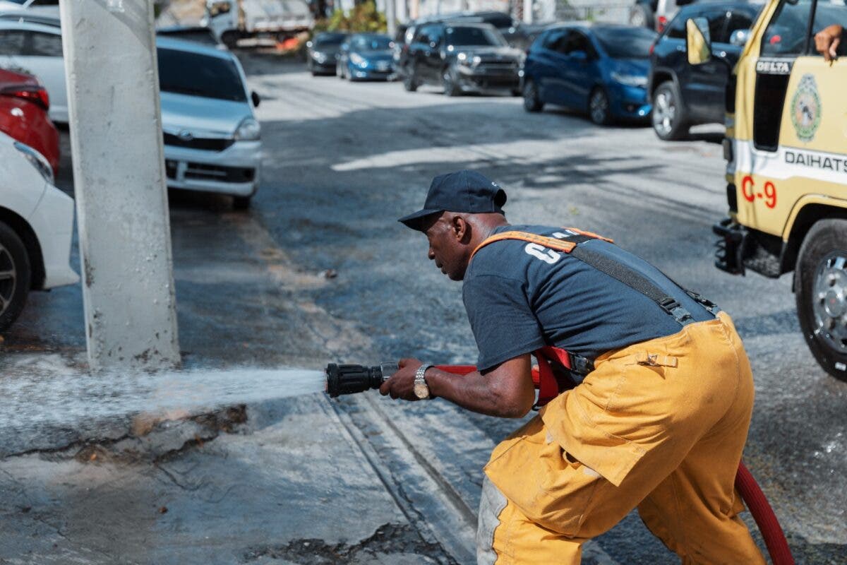 Alcaldía del DN realiza operativo de limpieza en el Ensanche Paraíso