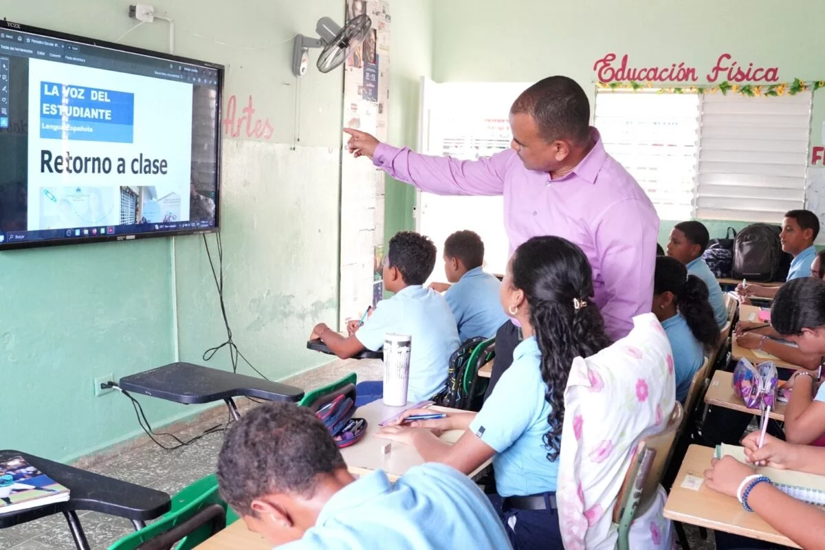 En 3 años, Educación dice invirtió más de 474 mil millones en maestros