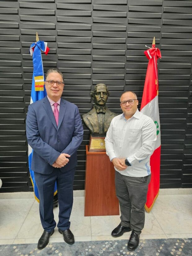 Embajador de la República Dominicana en Perú, César Florentino de Jesús Herrera Díaz, recibió en su despacho al presidente de la Asociación Dominicana de Industrias Textiles (Aditex), Rene Rivas. Fuente externa