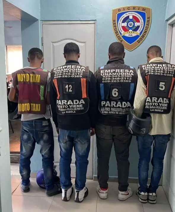 Policía apresa a 4 hombres captados robando alimentos en avenida del Puerto