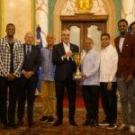 Presidente Abinader recibe al club Mauricio Báez, campeón del TBS del Distrito Nacional