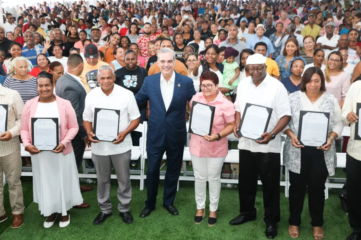 Abinader entrega 2,100 títulos de propiedad