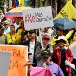 Miles de colombianos protestan contra el Gobierno al grito de “fuera Petro”