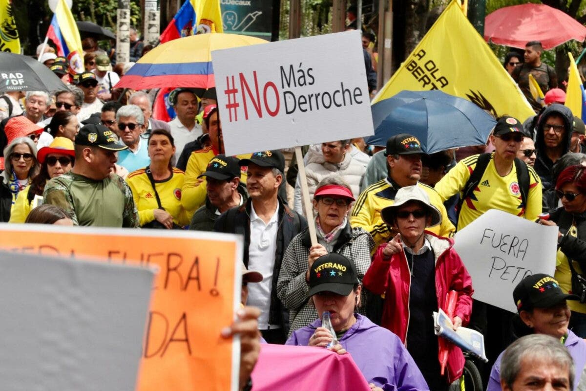 Miles de colombianos protestan contra el Gobierno al grito de “fuera Petro”