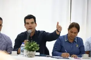 Wellington Arnaud se reúne con representantes comunitarios provincia Duarte