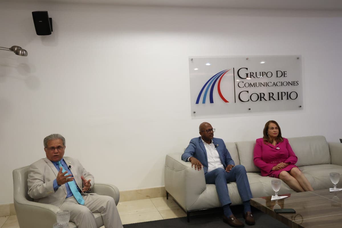 Los doctores Waldo Ariel Suero, Luis Peña Núñez y Coral Pereyra, miembros de la Junta Directiva del CMD, participaron el Almuerzo Semanal del Grupo de Comunicaciones Corripio. José de León