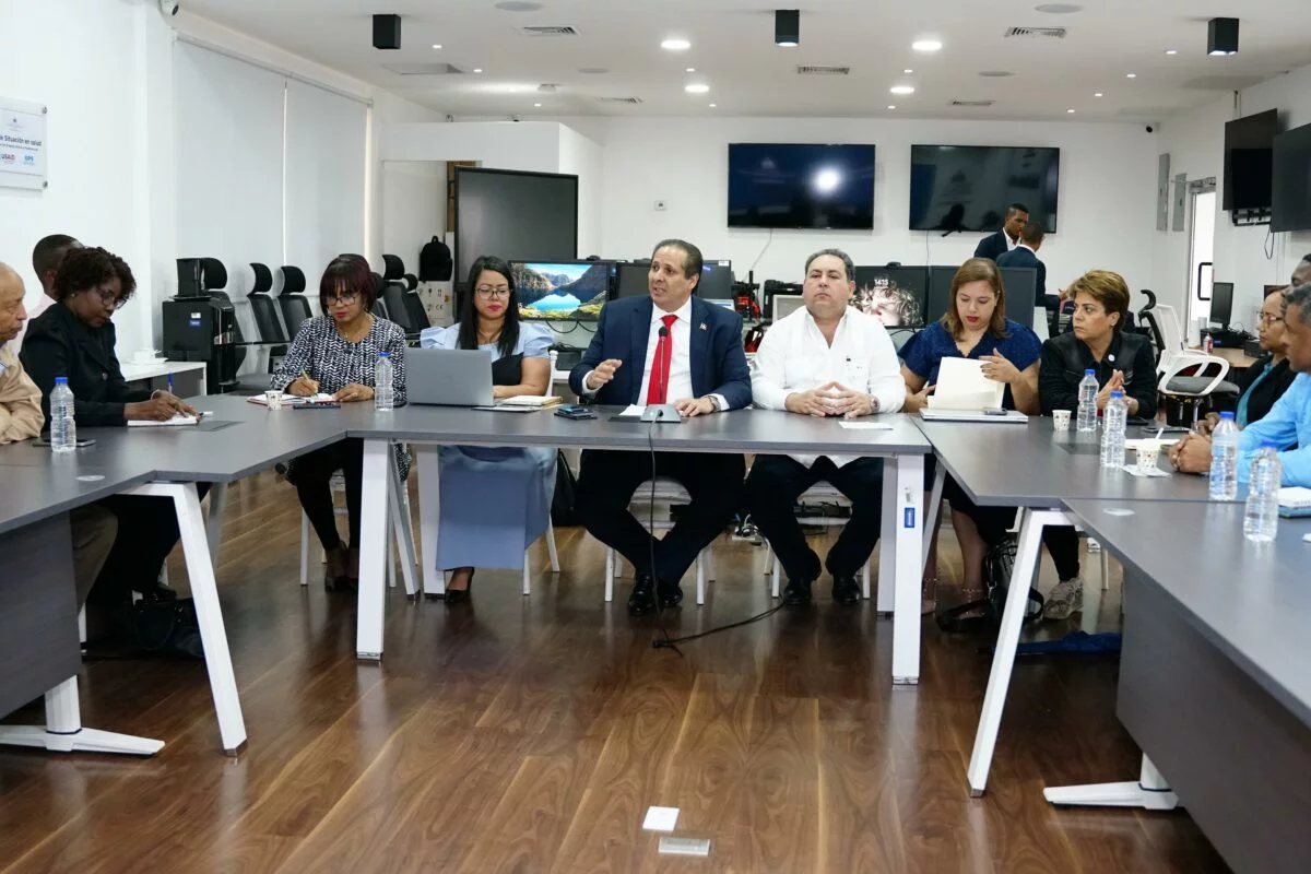 El ministro de Salud Pública, Víctor Atallah, encabezó la reunión con los gremios de salud. Fuente externa