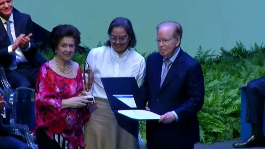 José Luis Corripio Estrada y Ana María Alonso de Corripio entregan el premio a la hermana Clara Beatriz Tejeda 