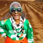 La abuela con unas gruesas gafas de sol que se convirtió en un improbable ícono de la moda