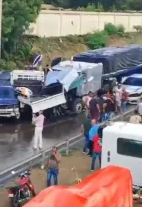 Accidente múltiple en la autopista Joaquín Balaguer deja varios heridos