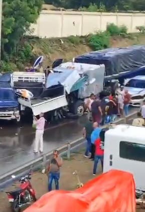 Accidente múltiple en la autopista Joaquín Balaguer deja varios heridos