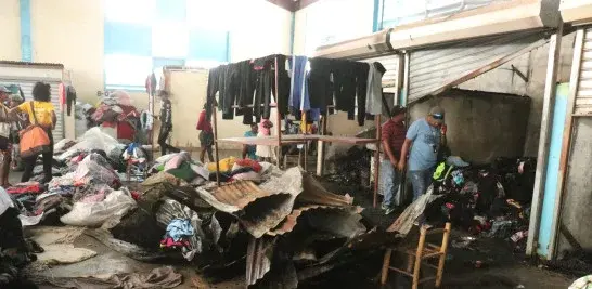 Incendio en segundo nivel del mercado fronterizo en Dajabón