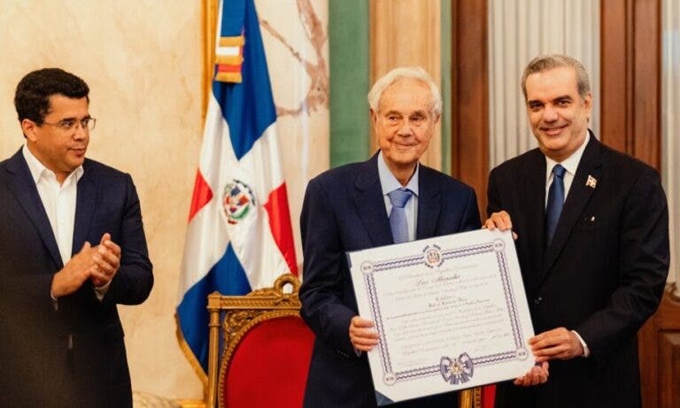 Gabriel Escarrer recibió la orden al mérito de Duarte, Sánchez y Mella. Fuente externa