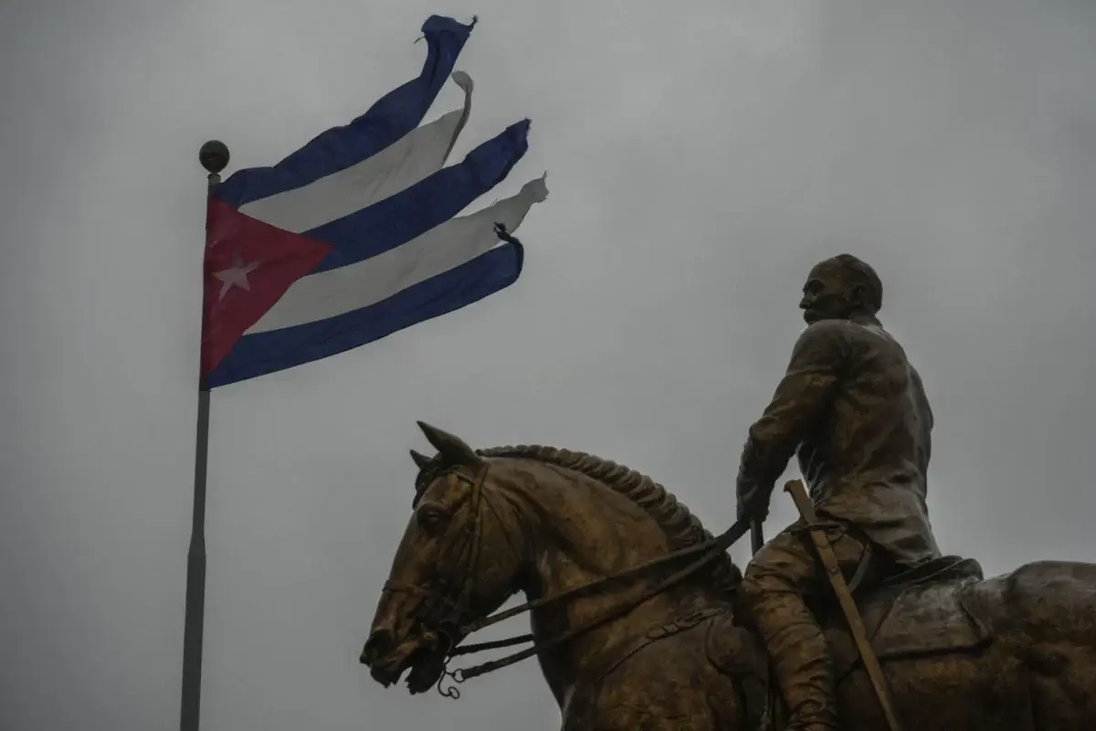 Rafael golpea a Cuba como un potente huracán categoría 3, y deja sin luz a la isla