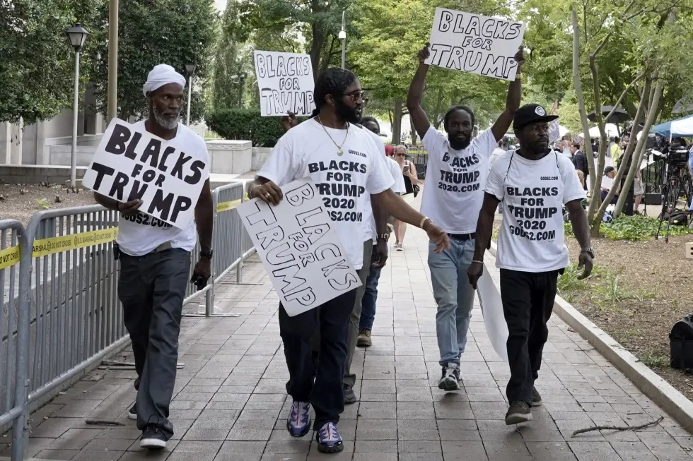 Jóvenes negros e hispanos votaron por Trump por economía y empleo. Aquí el cómo y por qué