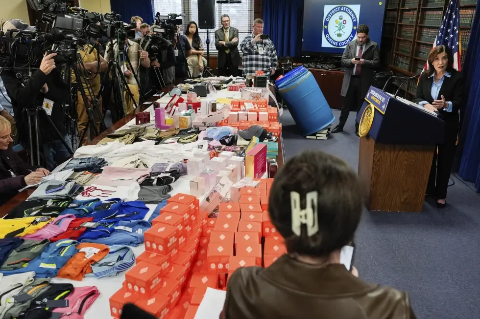 Desmantelan en NY red que robó $2 millones en cosméticos y ropa de diseñadores para vender en RD