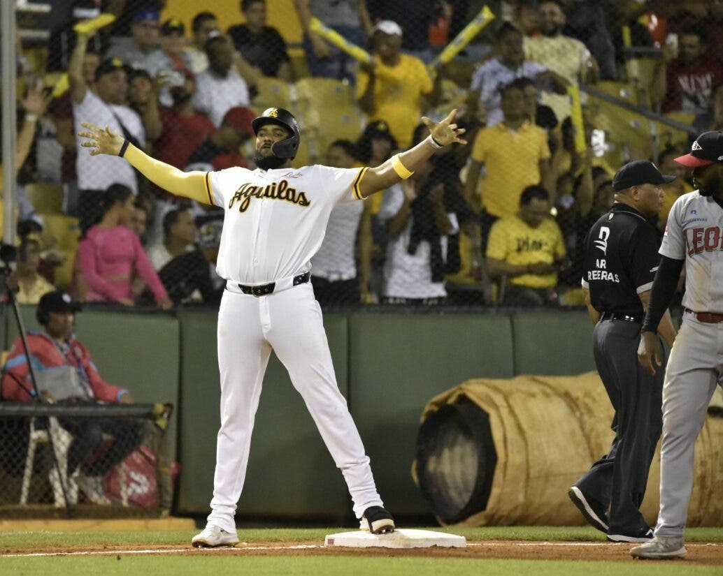 Águilas avasallan a Leones y empatan en tercera posición con el Licey