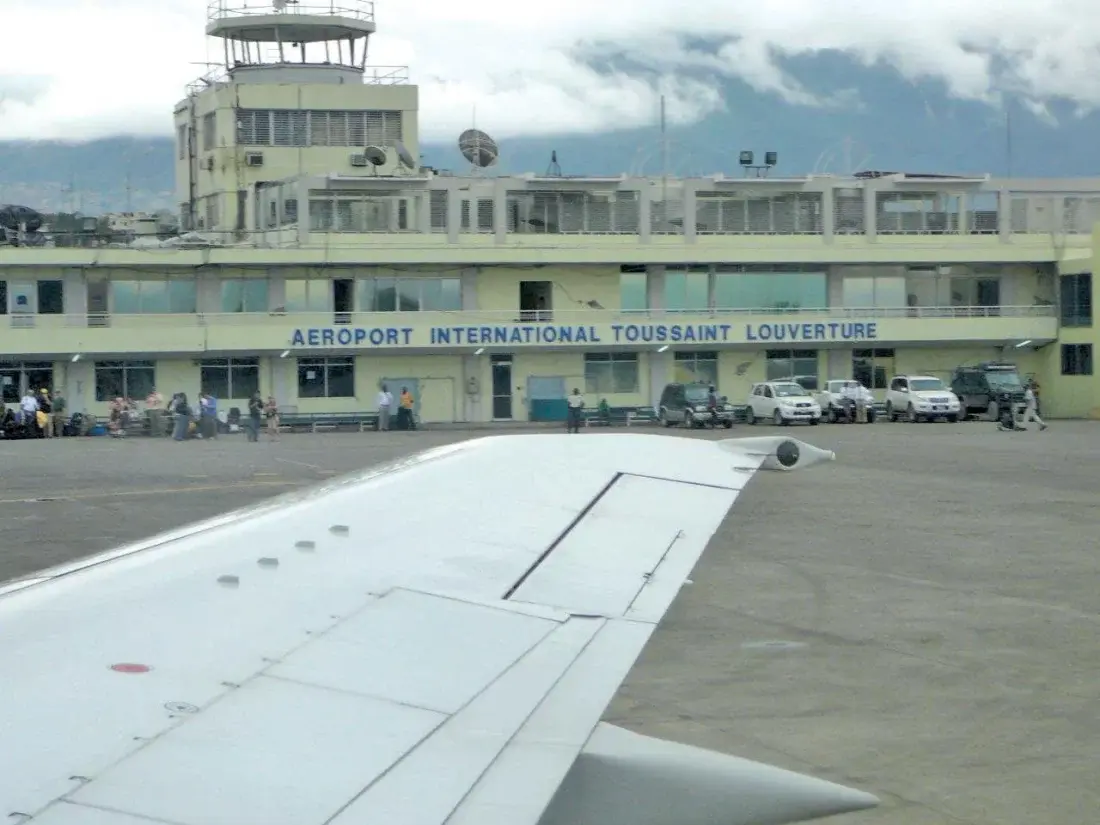 Cierre temporal del principal aeropuerto de Puerto Príncipe por la violencia de las bandas