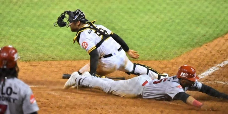 Pujols se lleva duelo contra Molina con victoria 2-1 de Leones sobre Águilas