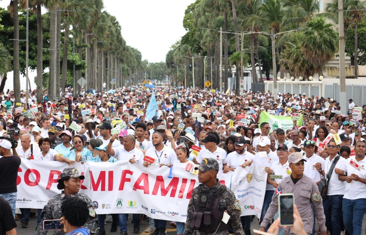 Cientos de personas participan en caminata “Un paso por mi Familia”