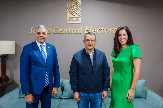 Al centro el presidente de la Junta Central Electoral, Román Jáquez Liranzo, junto a los diputados del Parlacen; Ramón Emilio Goris y Krimilda Acosta. Fuente externa