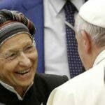 El papa visita a la histórica líder radical Emma Bonino en su casa en el centro de Roma