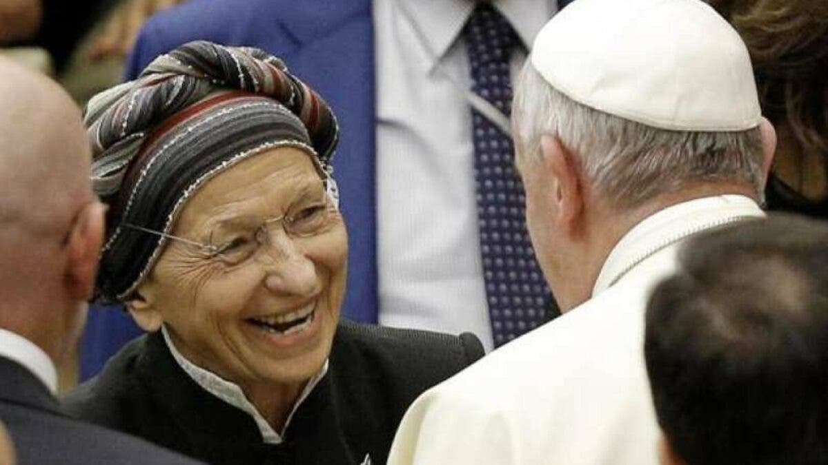 El papa visita a la histórica líder radical Emma Bonino en su casa en el centro de Roma