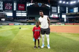 El cautivador encuentro entre Perdomo y un niño en un evento comunitario