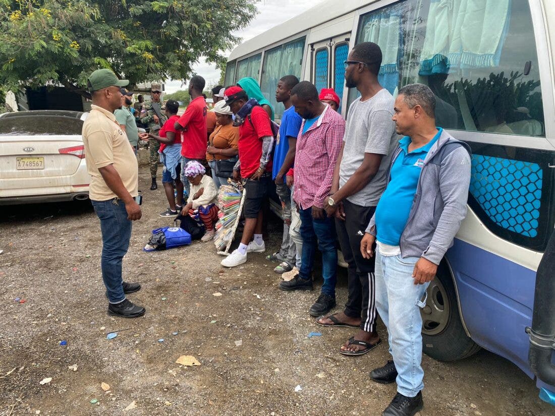 Ejército detiene otro conductor transportaba 18 haitianos en Montecristi