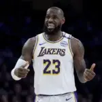 LeBron consigue su segundo triple-doble consecutivo, Anthony Davis se lesiona en la victoria de los Lakers