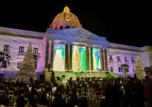 Primera dama da la bienvenida a la Navidad con encendido del árbol navideño en Palacio Nacional