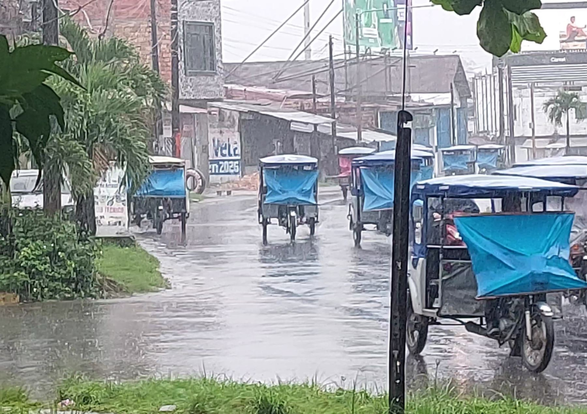 La intensa lluvia en el centro de Perú causa una inundación que arrasa 30 casas