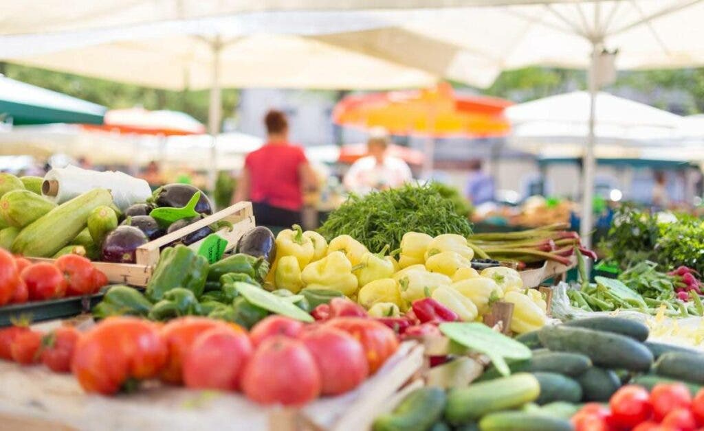 Comerciantes rechazan alza de precios y reclaman al Gobierno