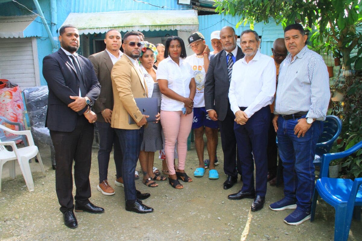 Comisionado Noboa visita familiares del prospecto de béisbol fallecido